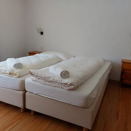 Bed and breakfast Alpenroesli 2*